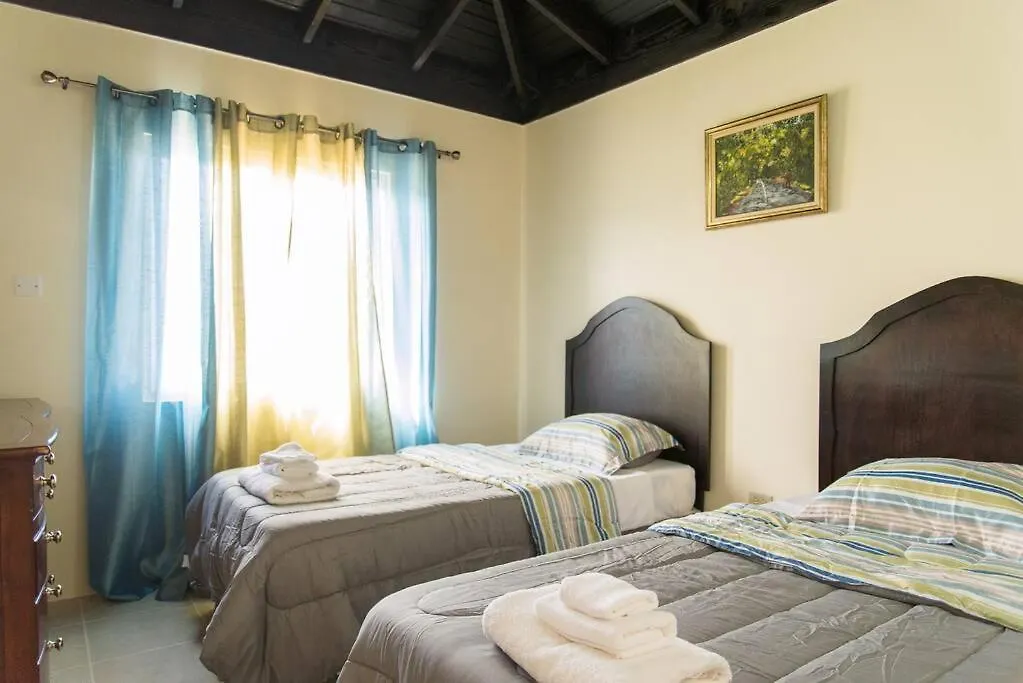 Chalet Cabana Papaya: 3Br 2Bth Retreat!! Villa Falmouth