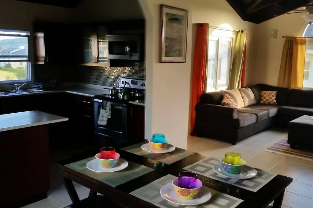 Chalet Cabana Papaya: 3Br 2Bth Retreat!! Villa Falmouth